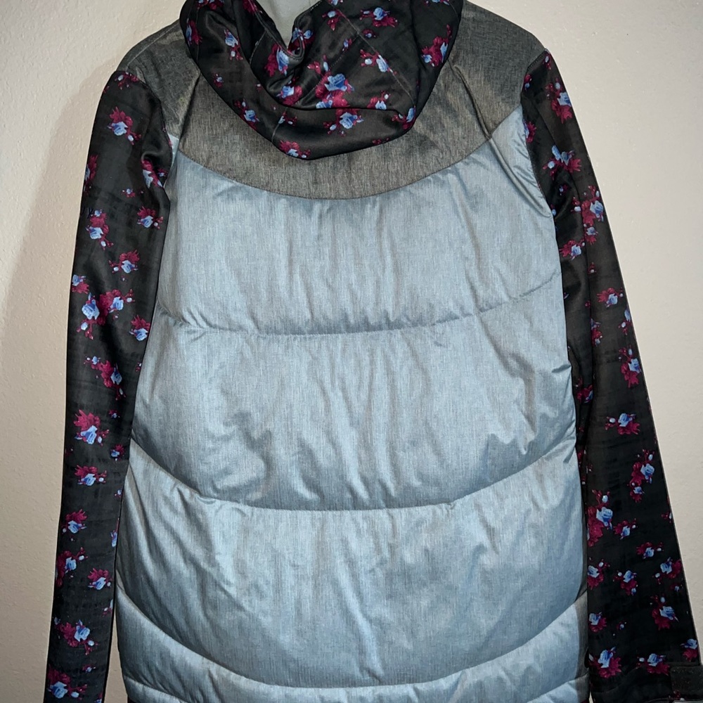 Women’s Roxy Snowboard Jacket - Picture 2 of 2